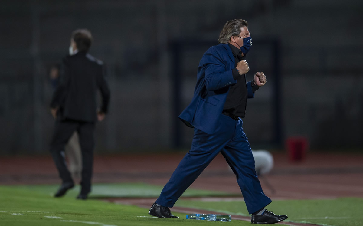 Miguel Herrera celebra eufórico uno de los goles de su equipo. (Foto: Mexsport)