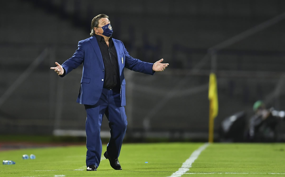 Miguel Herrera durante el juego ante Santos. (Foto: AFP)