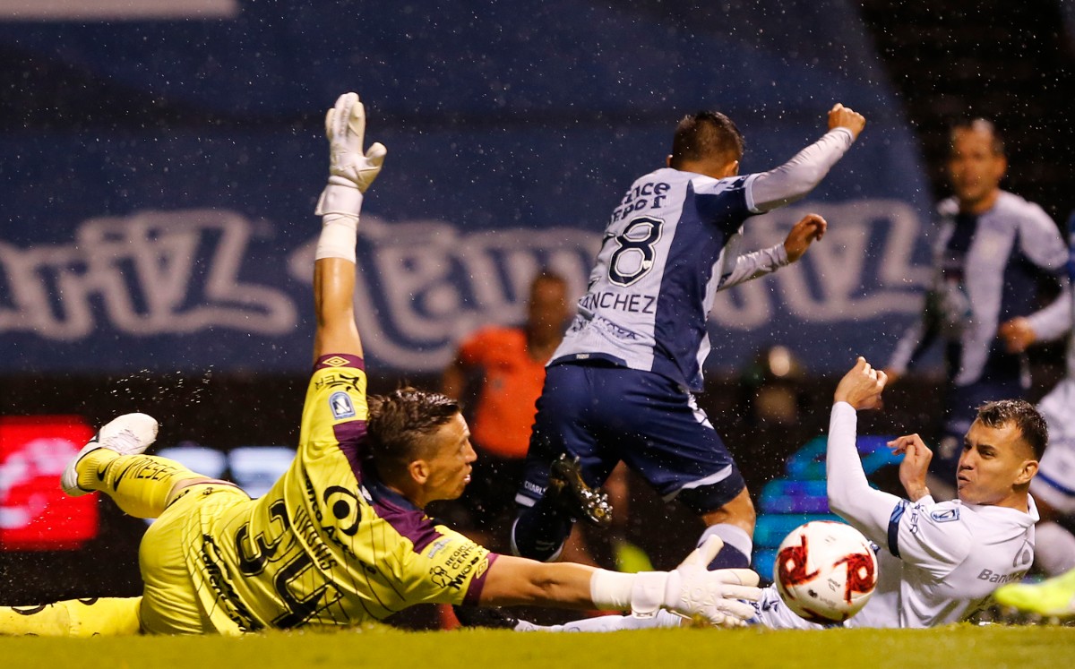 Nicolás Vikonis sofoca una jugada de peligro de los Tuzos. FOTO: Imago7.