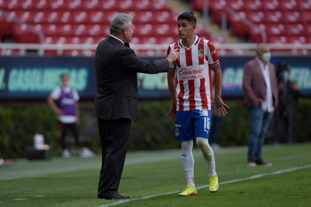 Vucetich da indicaciones a Antuna. FOTO: Imago7.