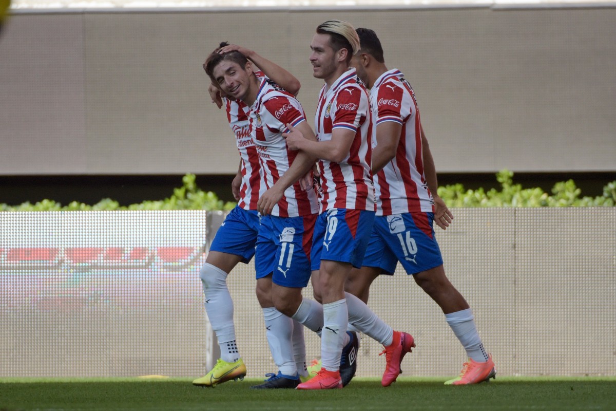 El Cone Brizuela es felicitado por su gol ante San Luis. FOTO: Imago7.