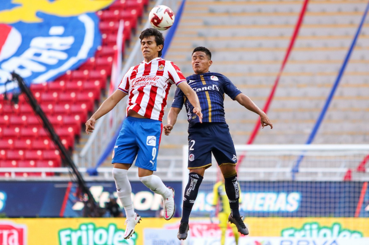 José Juan Macías pelea el esférico por aire.