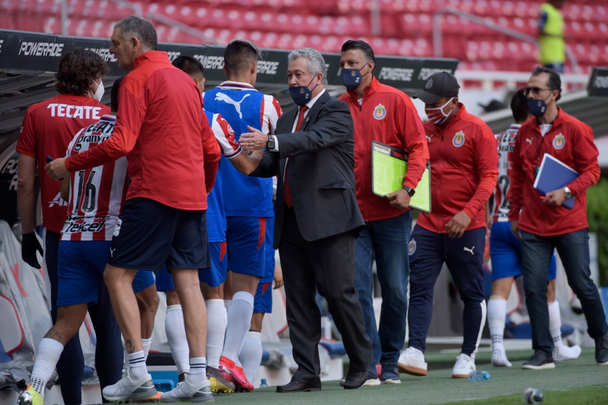 El Rey Midas felicita a sus pupilos por el triunfo. FOTO: Imago7.