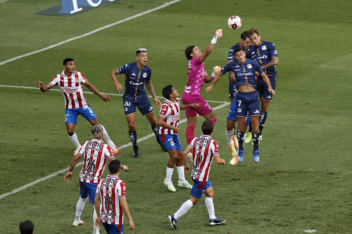 Toño Rodríguez corta una jugada de peligro por aire. FOTO: Imago7.