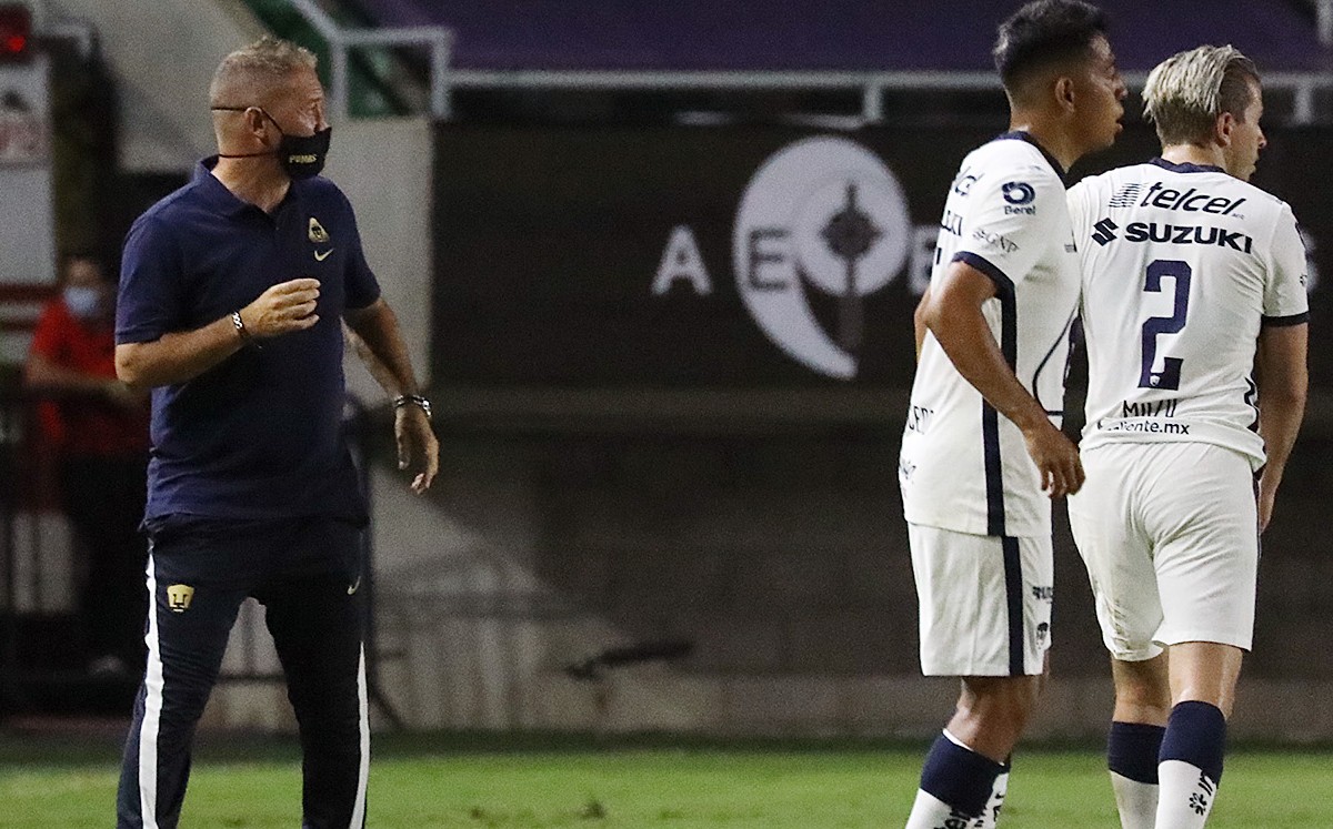 Andrés Lillini da indicaciones a sus pupilos en el Estadio Kraken. FOTO: Imago7.