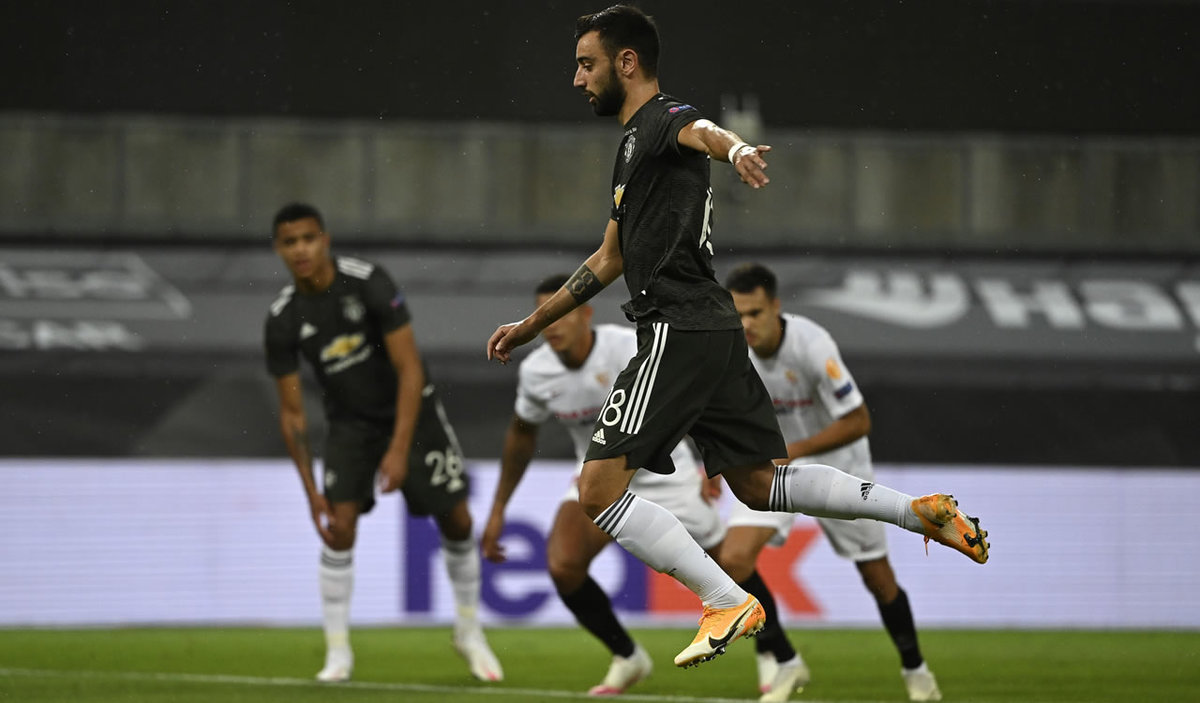 Bruno Fernandes cobra el penal al estilo Pulido en el Sevilla vs. Manchester United. (AFP)