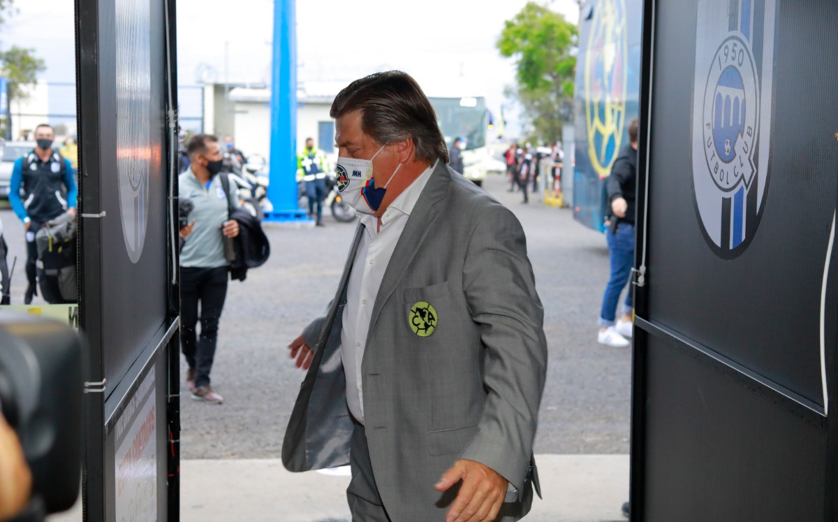 El Piojo Herrera siguió los protocolos momentos antes de ingresar a la casa de los Gallos. FOTO: Imago7.