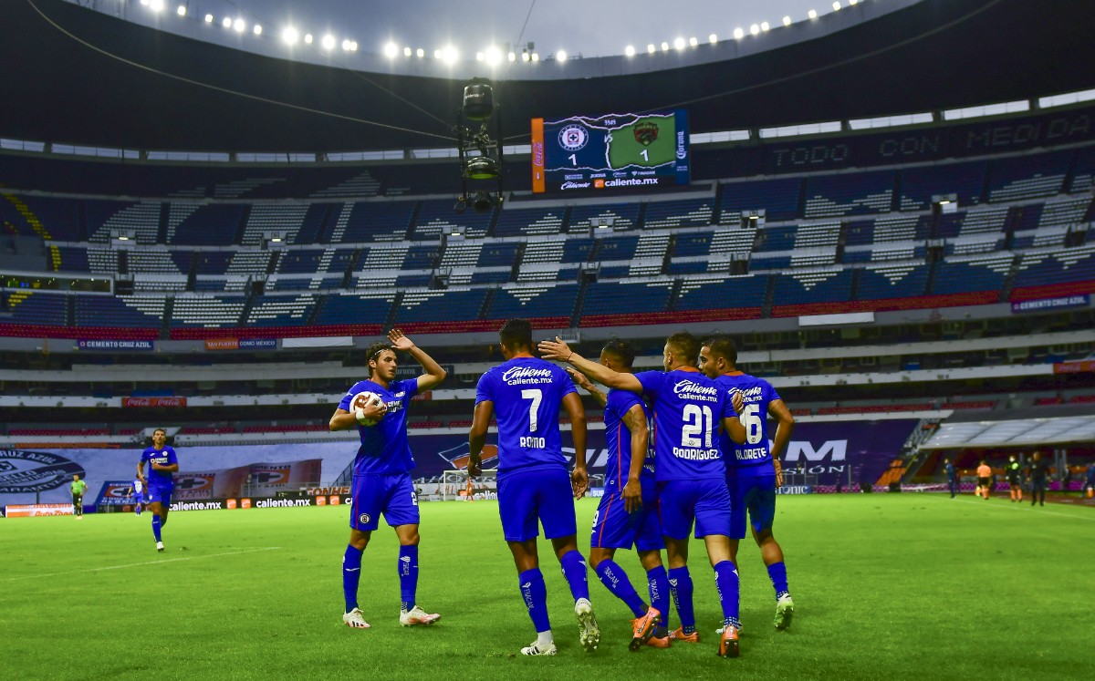 Algunas zonas del campo lucieron oscuras en el duelo entre Cruz Azul y Bravos. FOTO: Mexsport.