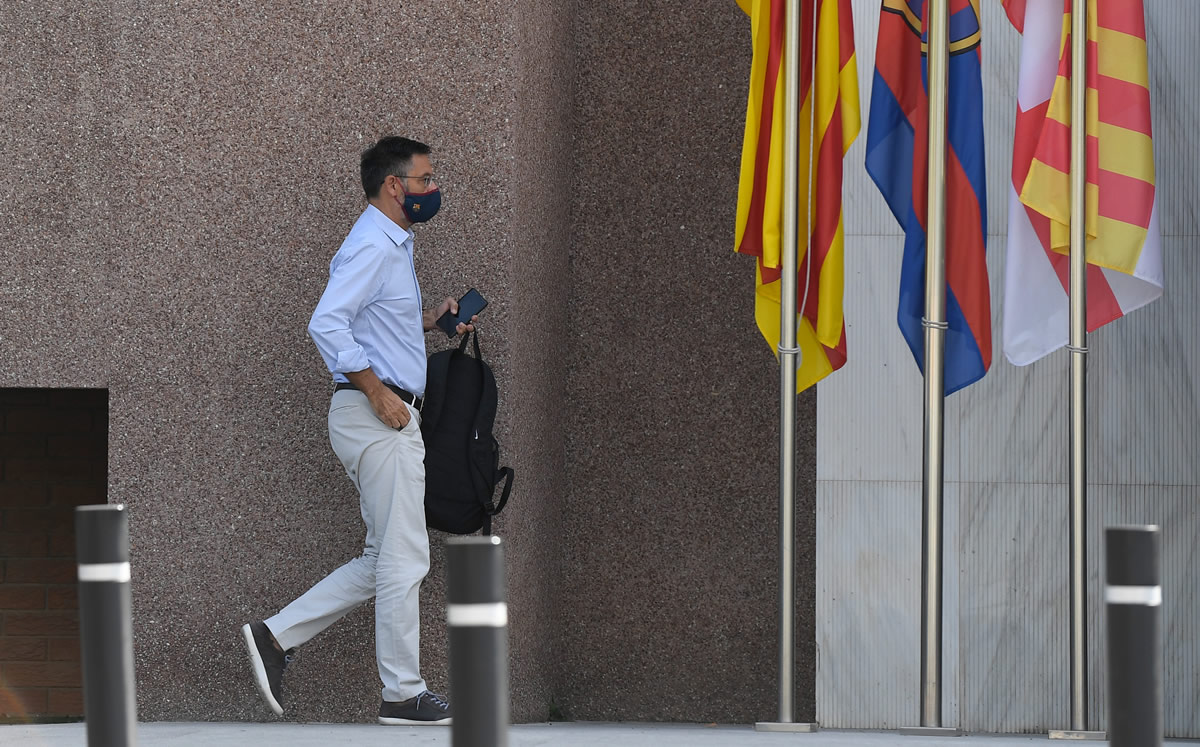 El presidente Josep Maria Bartomeu llega a la reunión clave en el Barcelona. (Foto AFP)