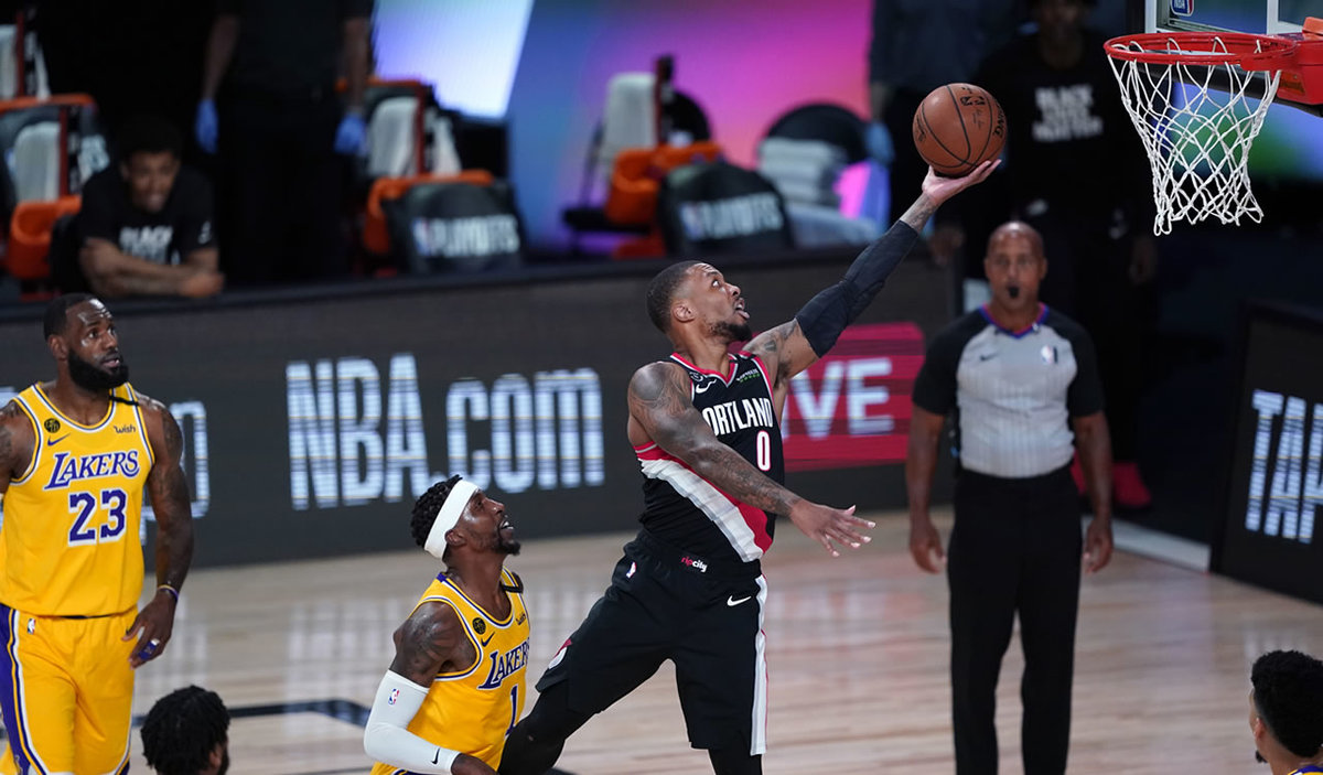 Damian Lillard logra la canasta dejando atrás la marca de LeBron James. (AFP)