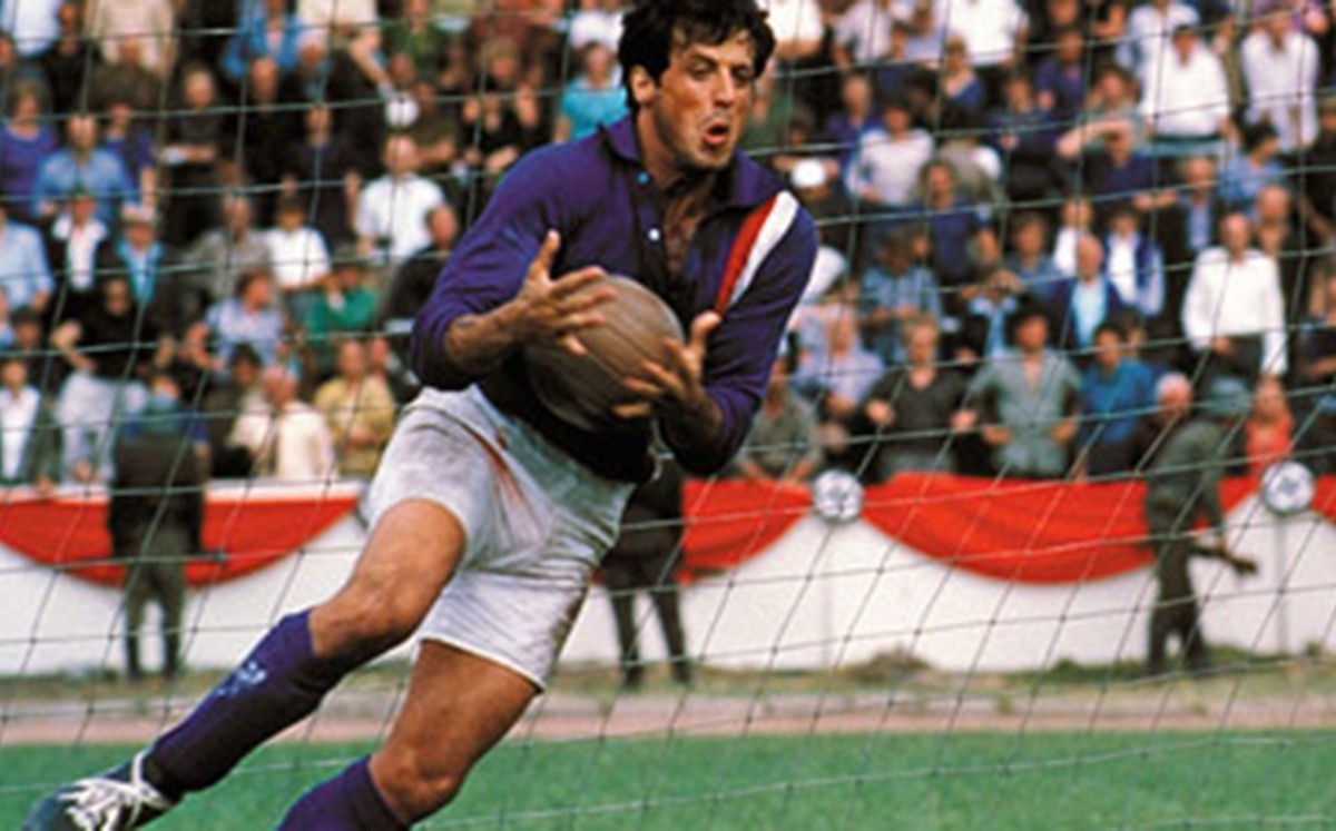Sylvester Stallone y sus problemas como portero en Escape a la Victoria. Foto: Screenshoot Película