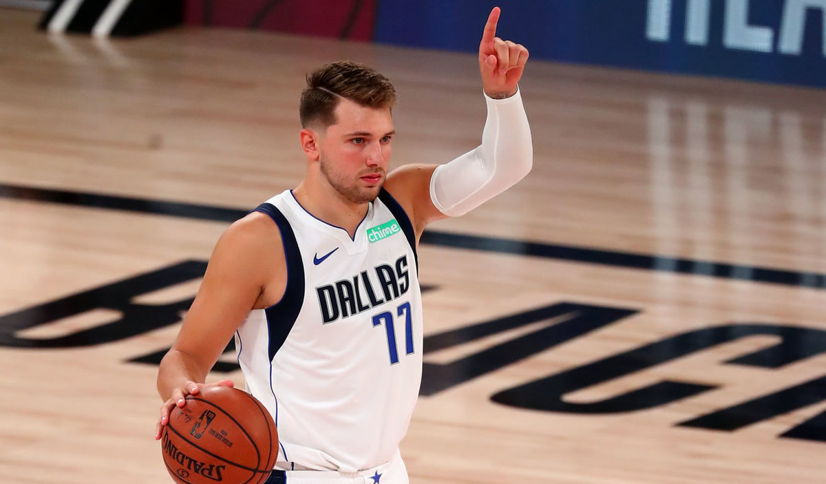 Luka Doncic logró su primera victoria profesional en los Playoffs de la NBA. (AFP)
