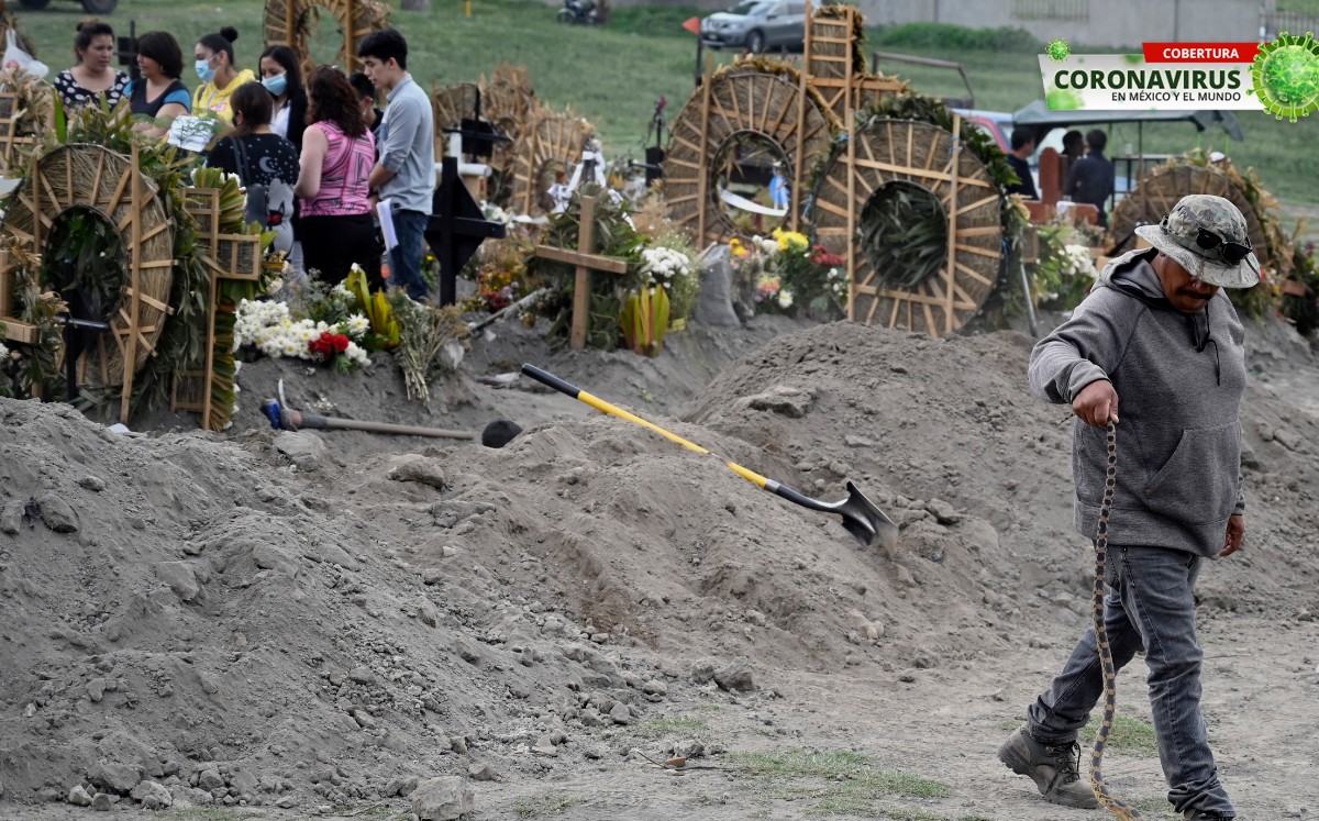 Los panteones de México siguen recibiendo a las víctimas de coronavirus. FOTO: AFP.
