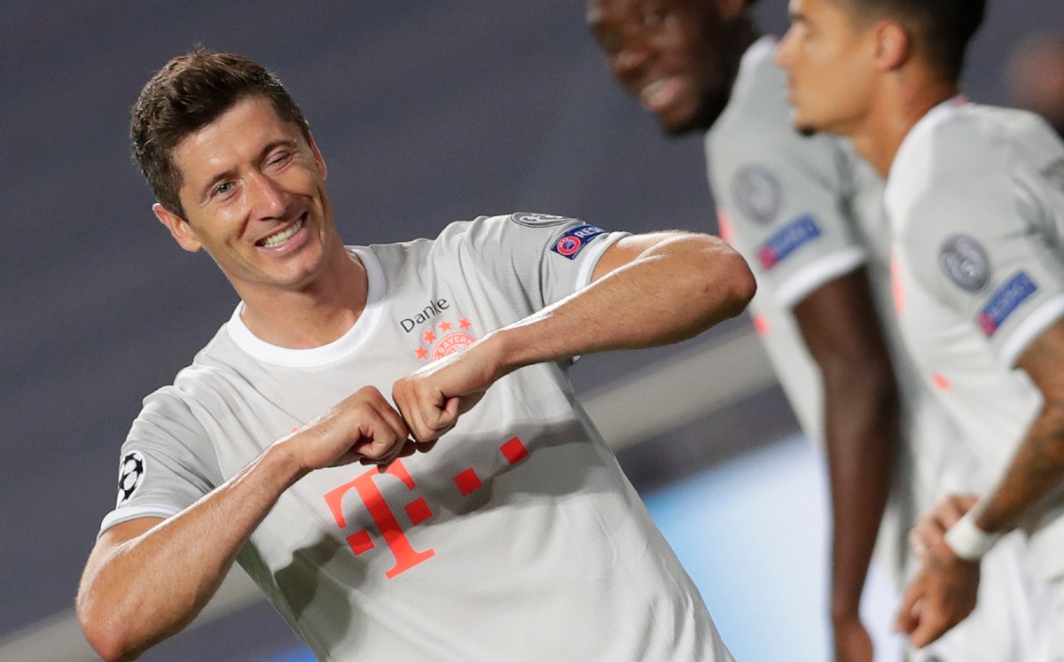 Robert Lewandowski celebra un gol ante el Barcelona. FOTO: AFP.