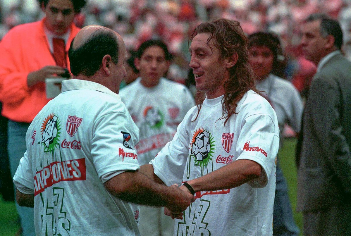Alex Aguinaga | Mediocampista | Uno de los mejores extranjeros no sólo de los Rayos, sino de toda la historia del futbol mexicano.