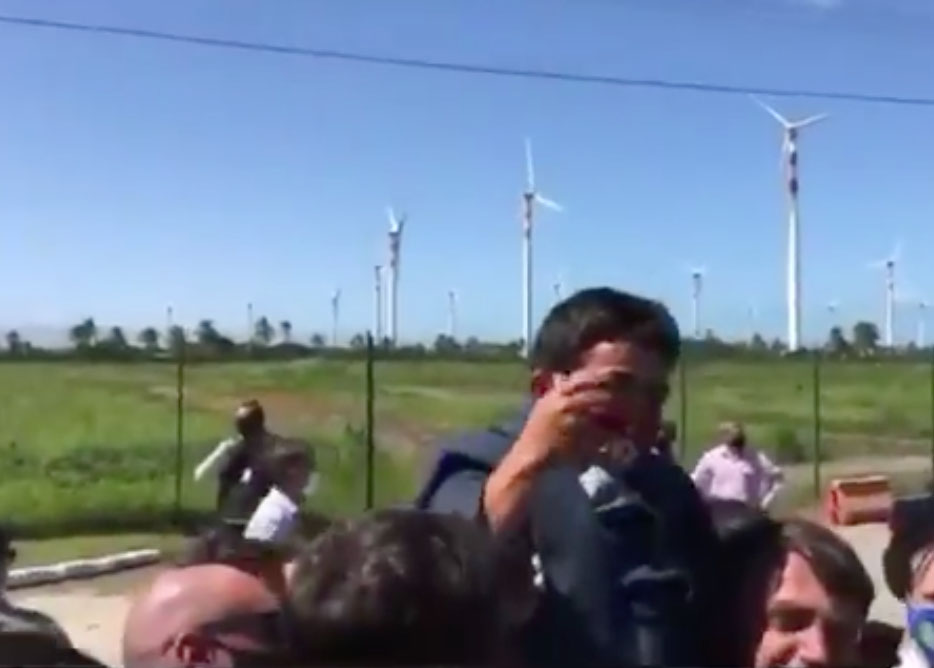 Bolsonaro vive incómodo momento al confundir a enano con un niño