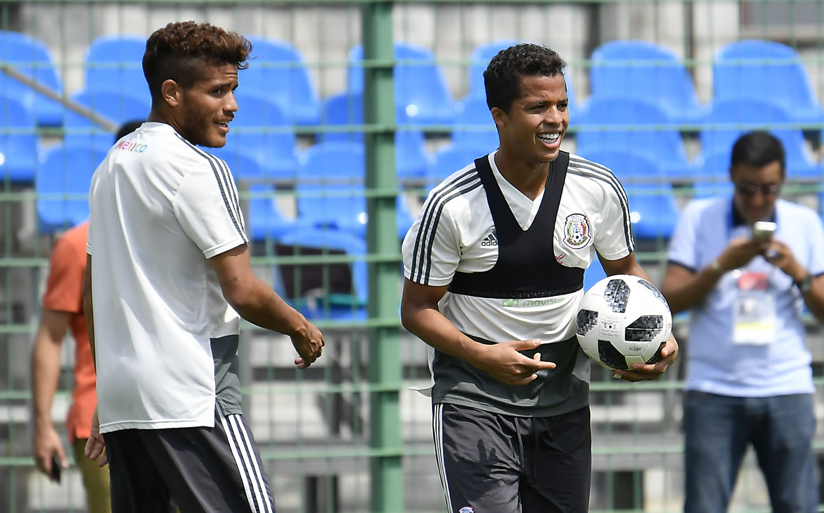 Jonathan y Giovani dos Santos durante un entrenamiento con la Selección Mexicana. (Foto: Imago7)