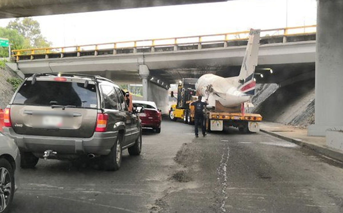 La aeronave no pasó y quedó a la mitad (Twitter @GerarGR)