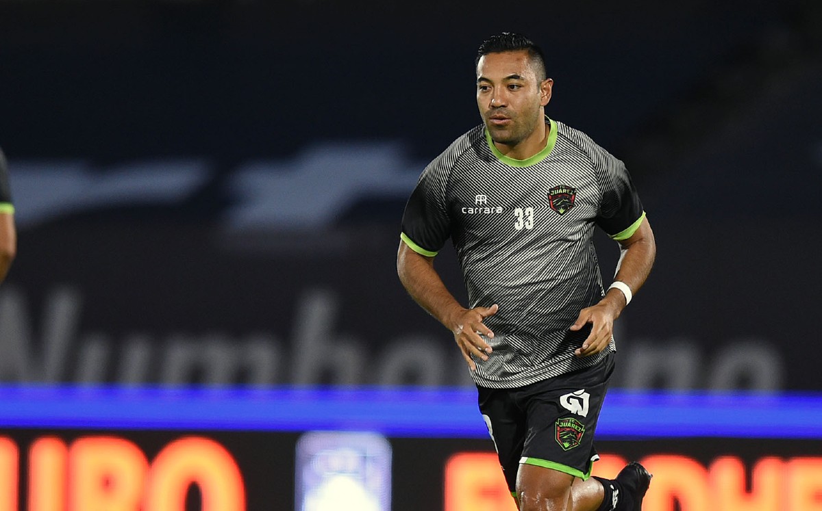 Marco Fabián, calentando antes del duelo ante La Fiera. FOTO: Imago7.