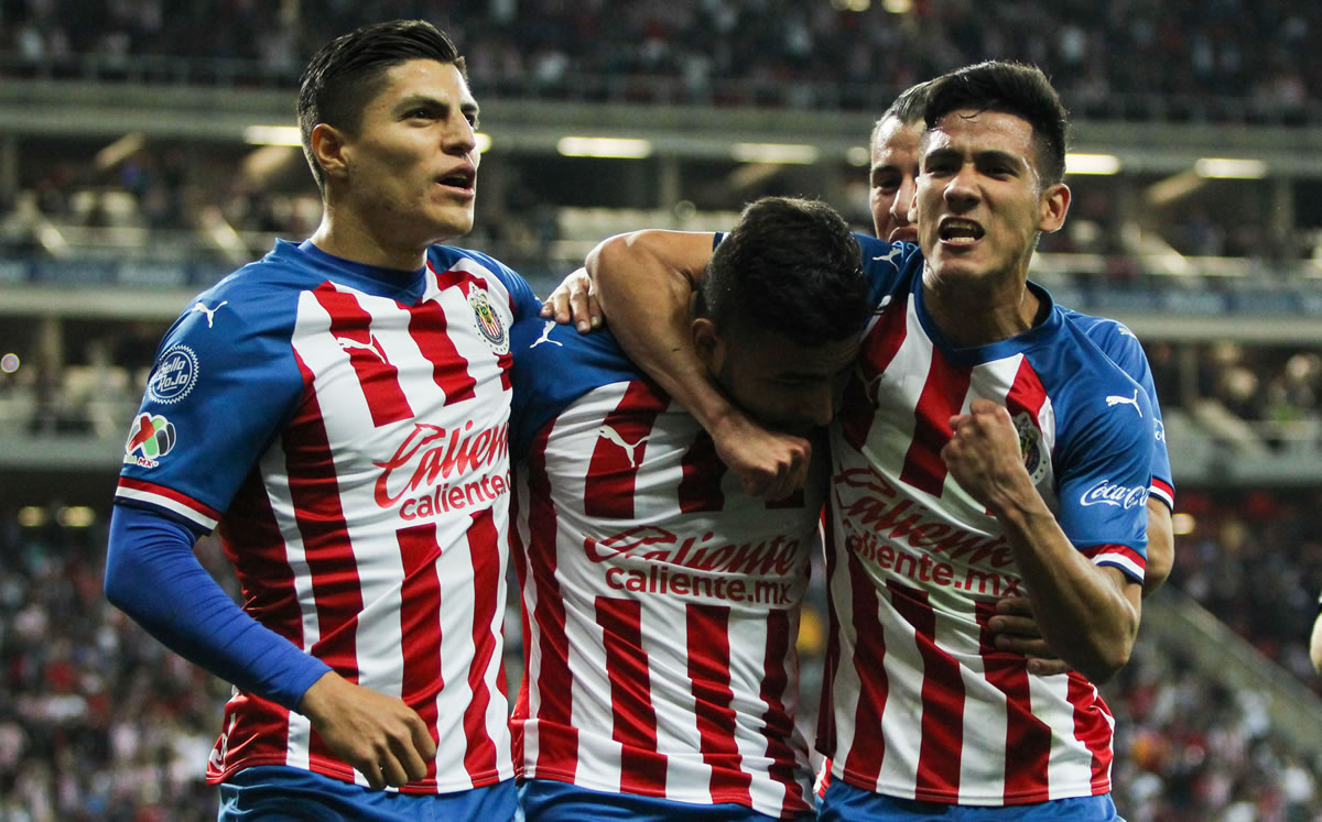Alexis Vega y Uriel Antuna fueron castigados por Chivas. (Foto: Imago7(