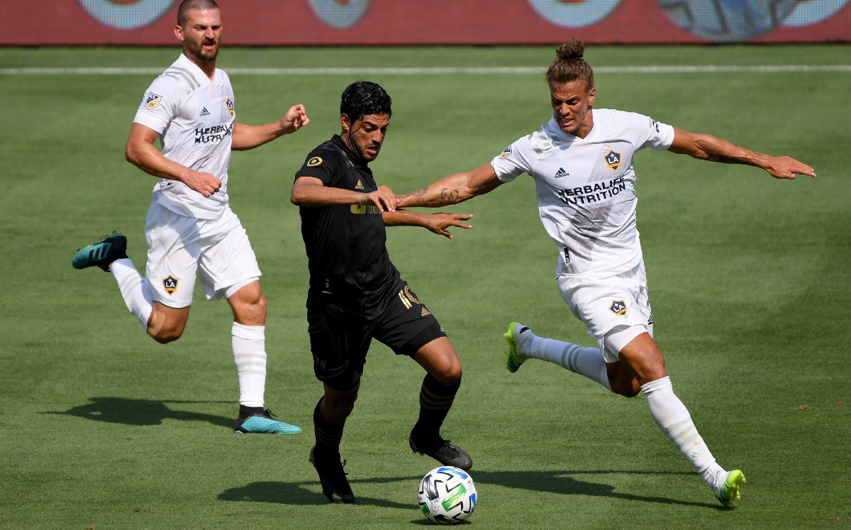 El Bombardero no terminó el duelo debido a que se lesionó de la rodilla. FOTO: AFP.