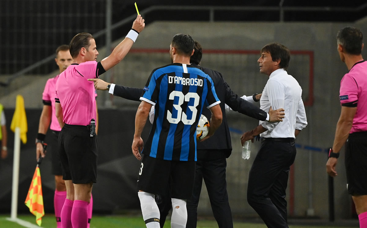 El técnico fue amonestado por la bronca (AFP)