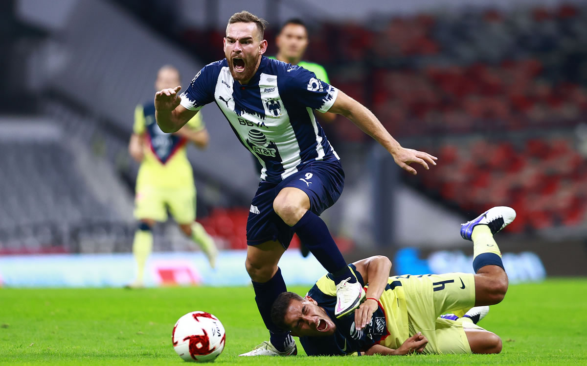 Vincent Janssen se fue expulsado por doble amarilla. (Foto: Imago7)