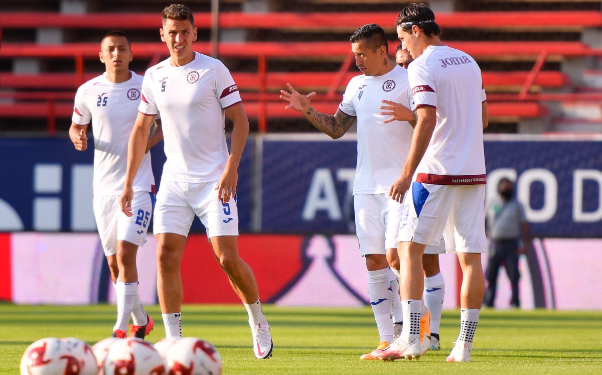 Los cruzazulinos calentando en la casa del San Luis. FOTO: Imago7.