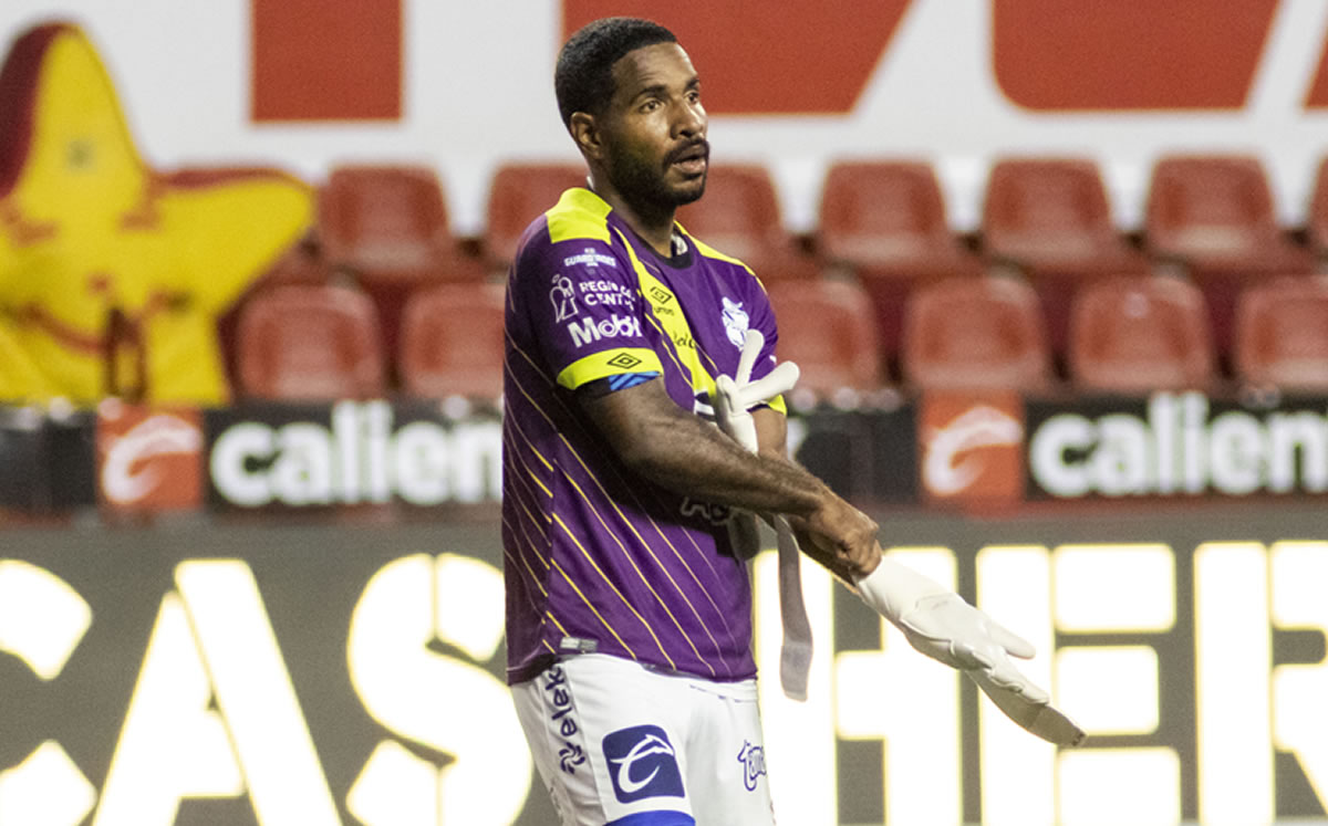 El lateral se puso los guantes (Imago7)
