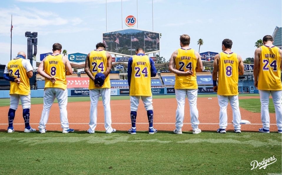 Antes del juego, los Dodgers vistieron jerseys con los números y nombre de Bryant. (Foto: @Dodgers)