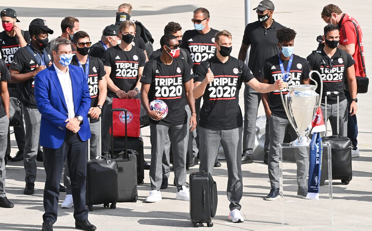 El primer ministro estatal de Baviera, Markus Soeder da la bienvenida a los jugadores del Bayern. (Foto: AFP)