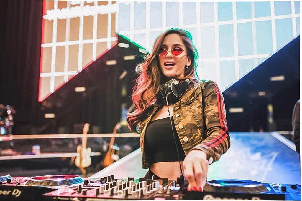 Natalia Barulich es estadounidense y se autodenomina como DJ, amante de la música.