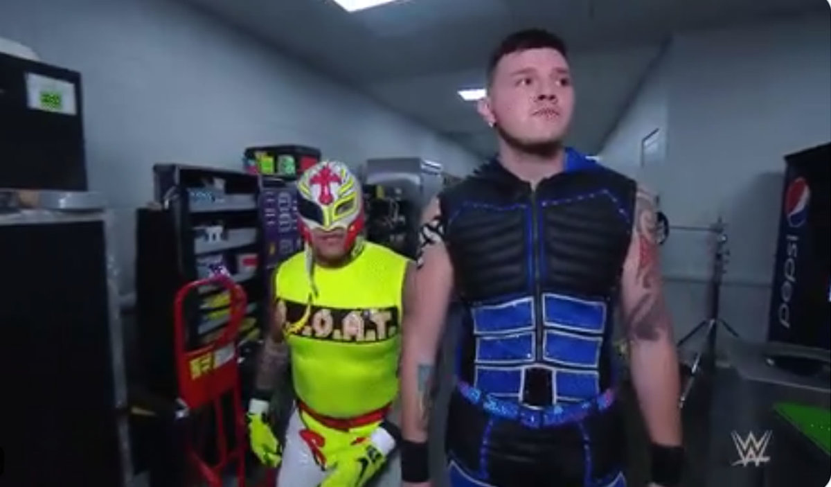 Rey Mysterio y Dominik en camino al ring en su noche histórica en RAW. (WWE)