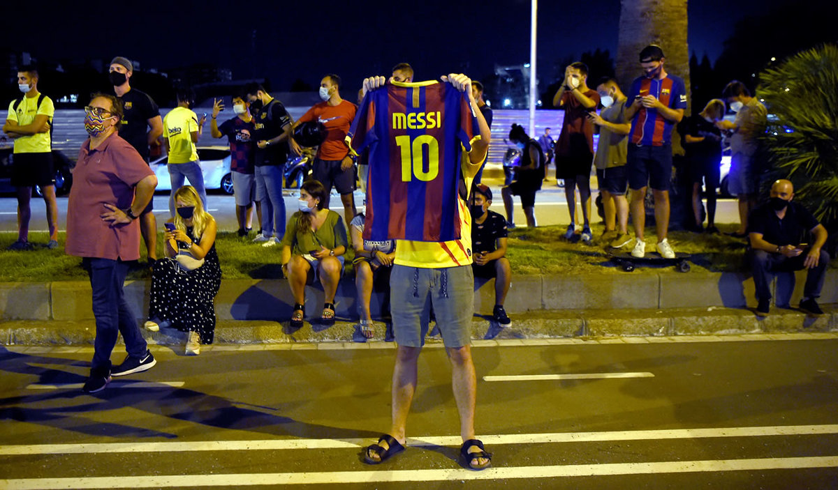 Cientos de aficionados con playeras de Messi afuera del Camp Nou de Barcelona. (AFP)