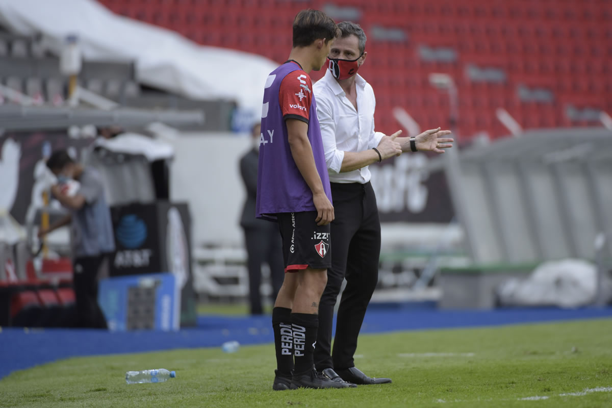 Diego Cocca apareció en el banquillo de Atlas. (Foto: Imago7)