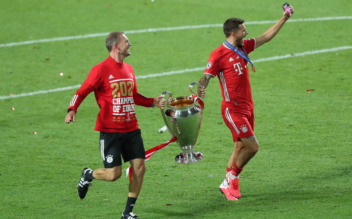 Lucas Hernandez y Holger Broich celebran con el trofeo de la Champions. (Foto: AFP)