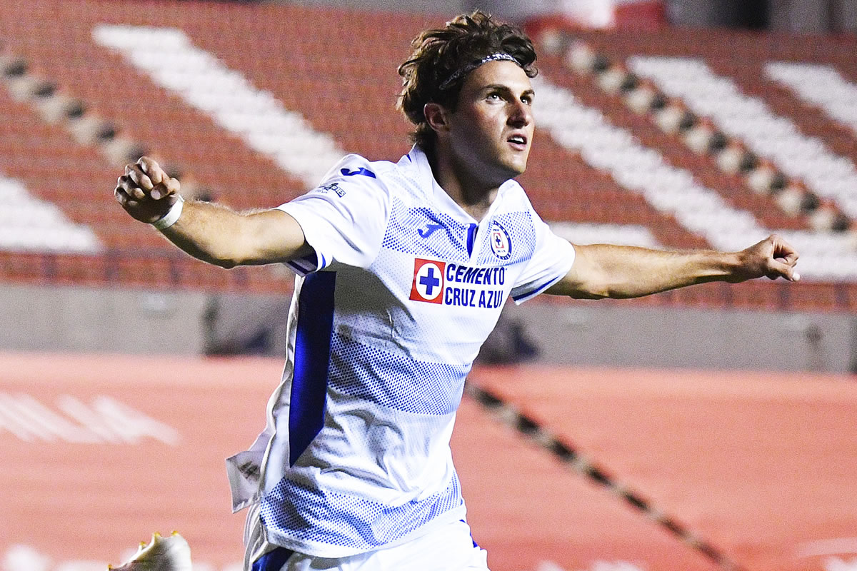 Santi Giménez se consolida en el líder Cruz Azul. (Foto: Imago7)