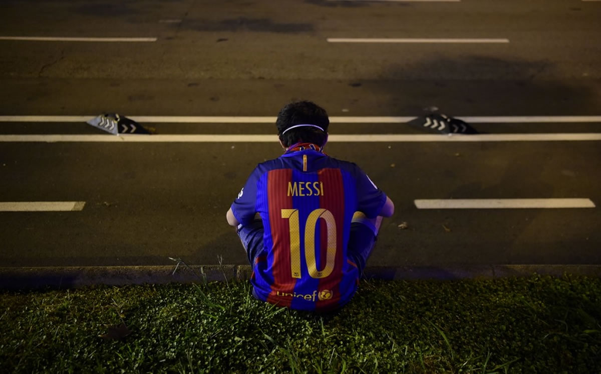 Aficionados lamentan salida de Messi del Barcelona. (Foto: AFP)