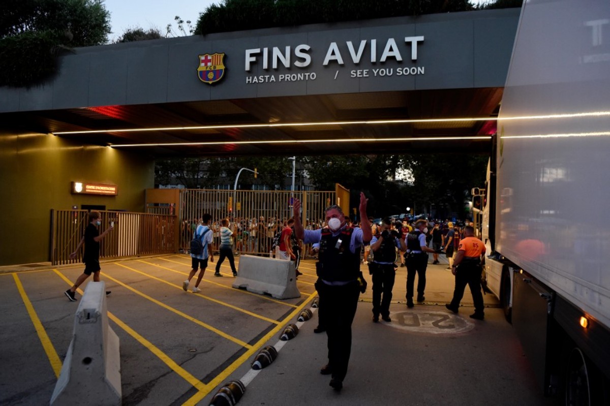Los elementos de seguridad no pudieron evitar que los fanáticos irrumpieran en el inmueble. FOTO: AFP.