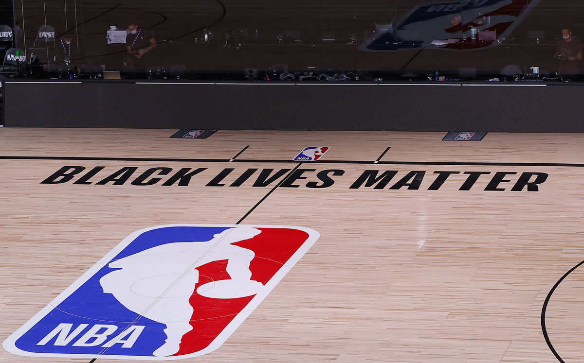 La NBA respeta las expresiones contra el racismo en Estados Unidos. (Foto: AFP)