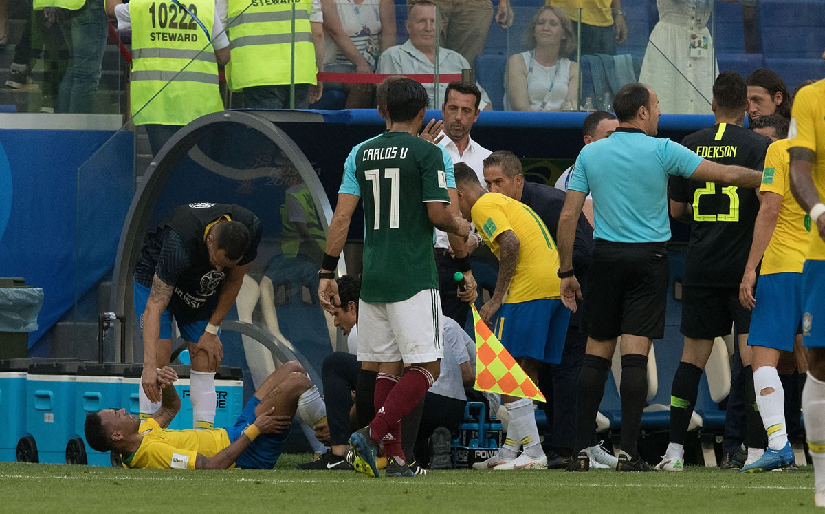 Neymar se retorció en el césped tras pisotón de Layún. (Foto: Mexsport)