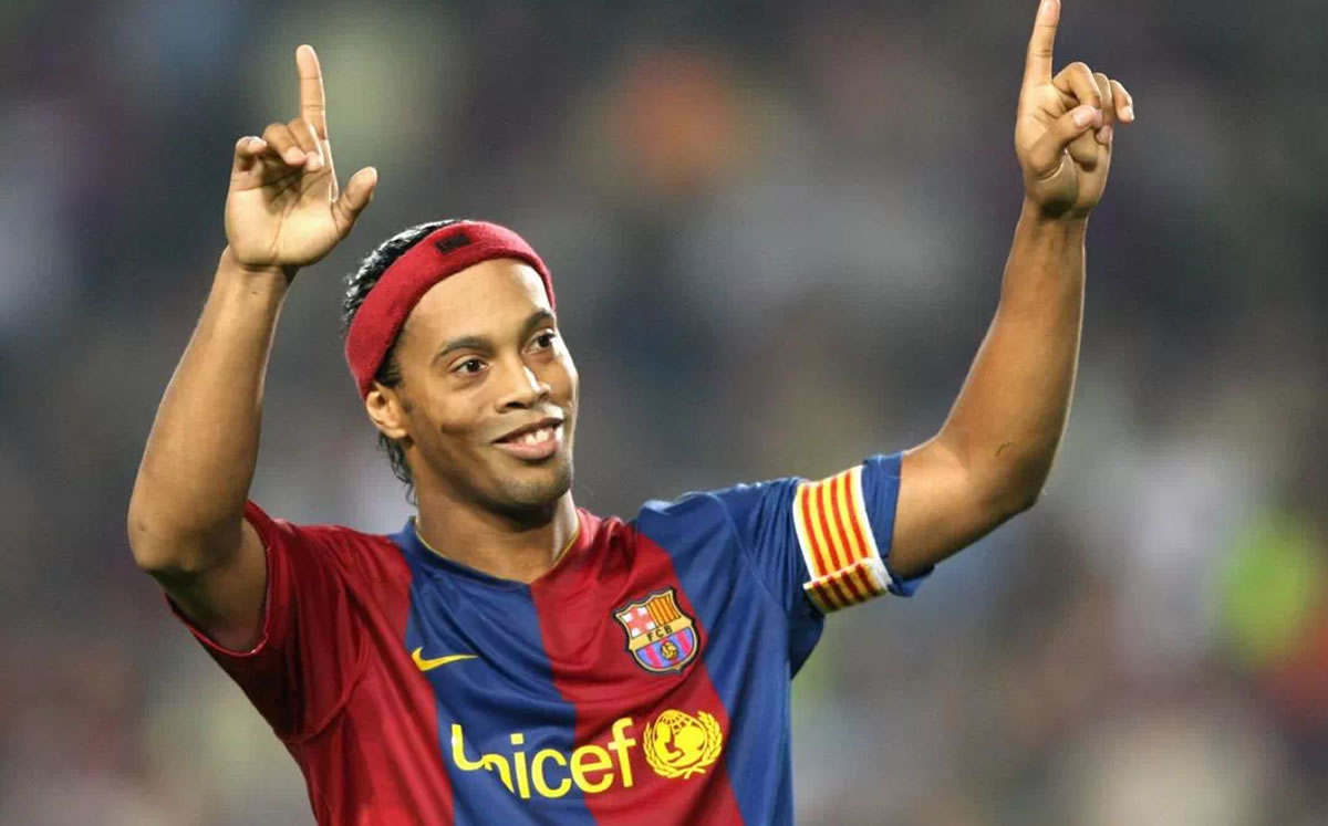 Ronaldinho y sus lesiones e indiciplinas y salió por la puerta trasera.
