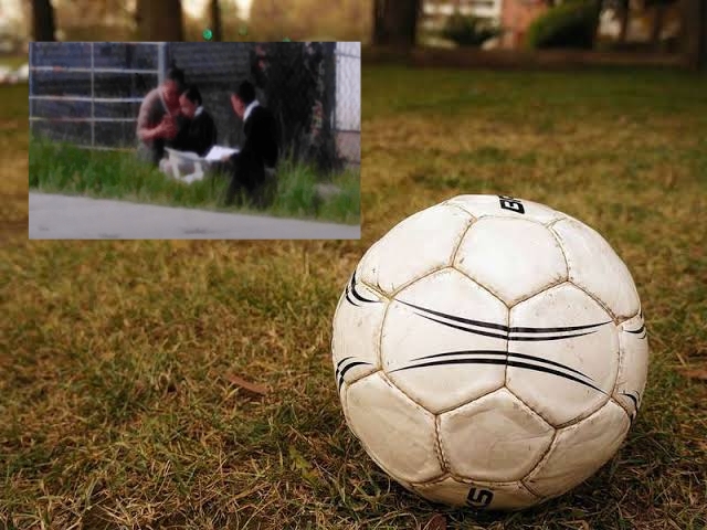Mamá e hijos toman clases online en cancha de futbol para usar el WIFI gratis