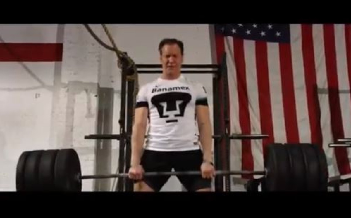 Patrick Wilson, entrenando con su camiseta de Pumas. Foto: Screenshoot video Patrick Wilson
