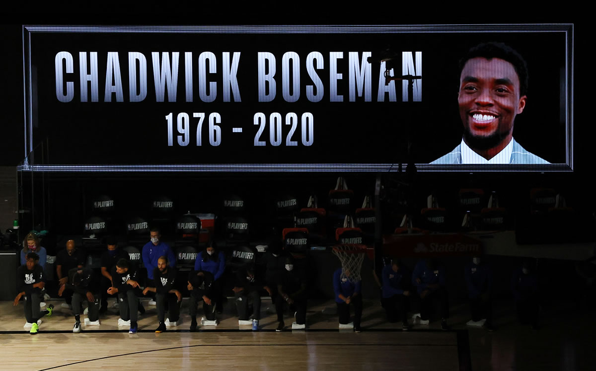 El actor fue honrado antes del juego entre Bucks y Magic (AFP)