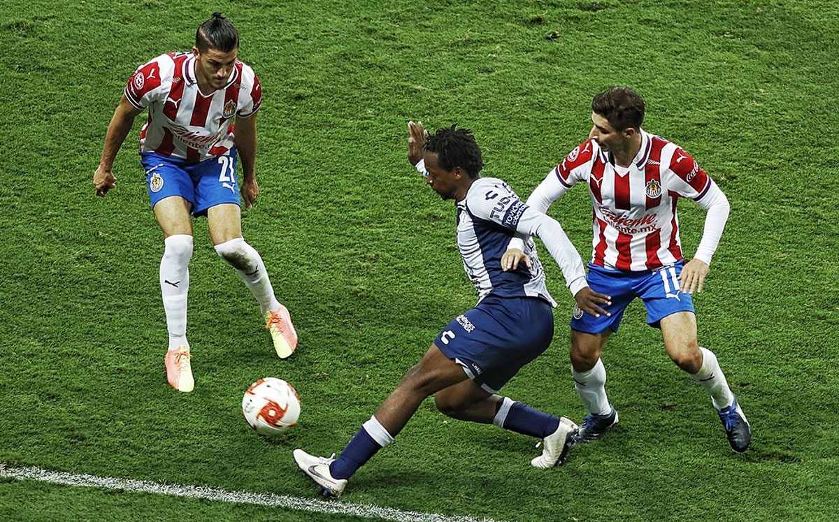 Chivas no tuvo mucho trabajo en defensa (Imago7)