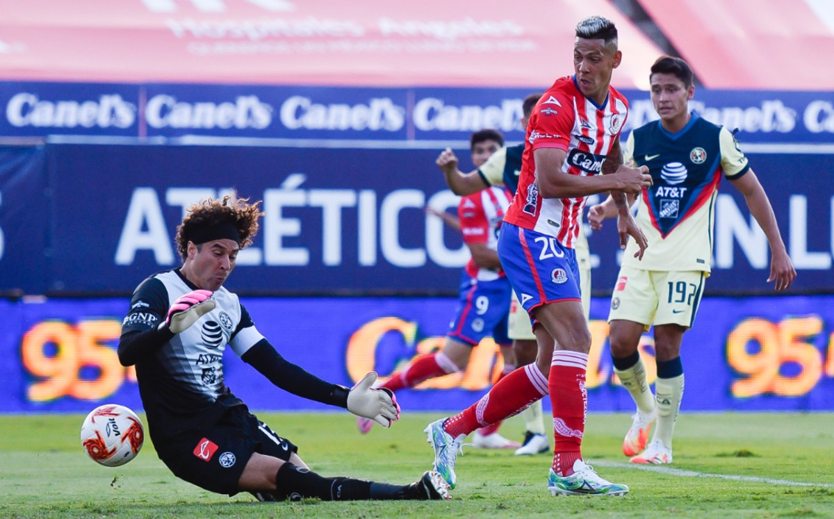 Memo se lució con la atajada a Quiroga. FOTO: Imago7.