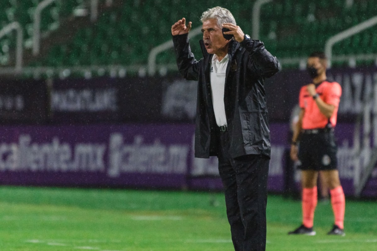 El Tuca, dando indicaciones en el duelo ante Mazatlán. FOTO: Mexsport.