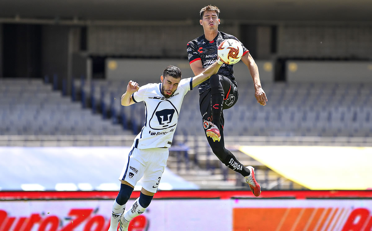 Alejandro Mayorga y Mauro Lainez disputan el balón. (Foto: Imago7)