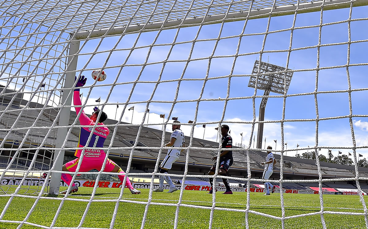 Alfredo Talavera detiene un tiro de Jorge Aguilar. (Foto: Imago7)